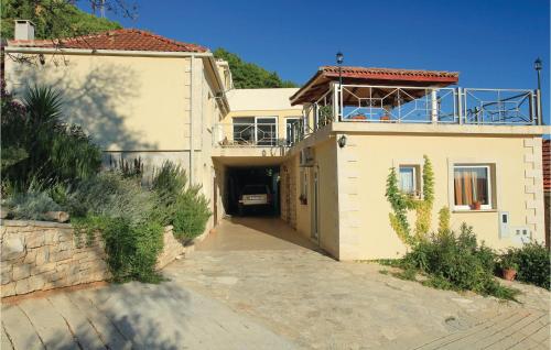 a white house with a tunnel in front of it at Pet Friendly Home In Cara in Čara