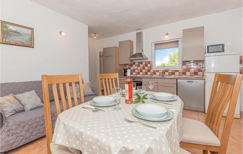 Kuchyň nebo kuchyňský kout v ubytování One-Bedroom Holiday Home In Bilice