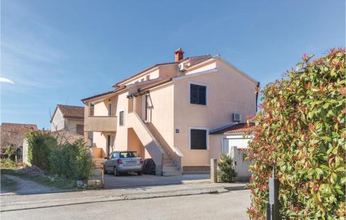 3 Bedroom Beautiful Apartment In Pula
