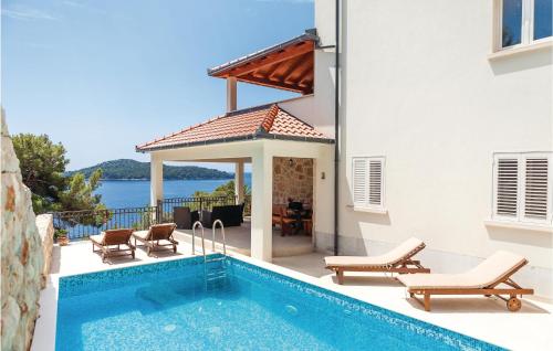 Kolam renang di atau dekat dengan 5 Bedroom Cozy Home In Prizba