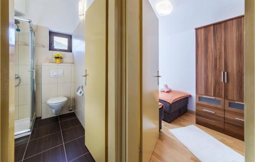 Un baño de Cozy Apartment In Labin With Wifi