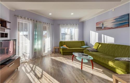 3 Bedroom Beautiful Apartment In Pula