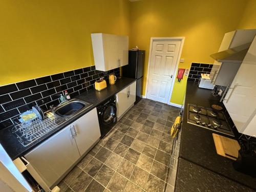Photo de la galerie de l'établissement Large ground floor apartment - South Shields - 3 Minutes from South Tyneside Hospital, 8 Minutes from Beach, à South Shields