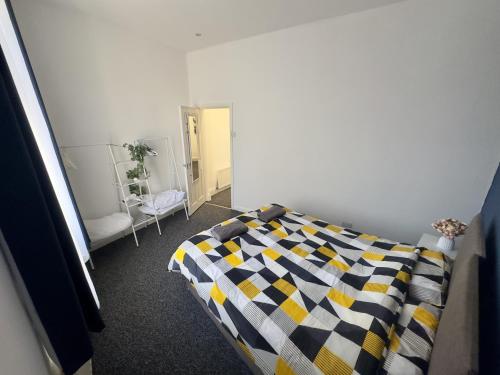 Photo de la galerie de l'établissement Large ground floor apartment - South Shields - 3 Minutes from South Tyneside Hospital, 8 Minutes from Beach, à South Shields