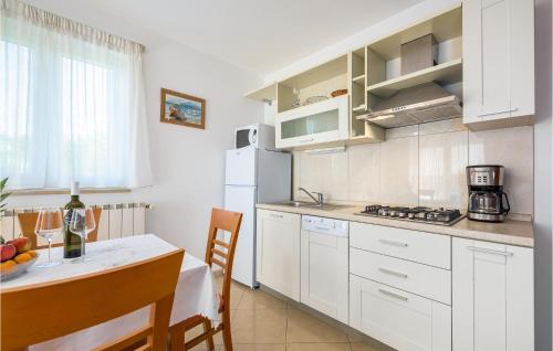 Dapur atau dapur kecil di Nice Apartment In Basanija With Wifi