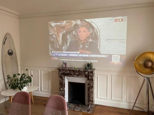 TV a/nebo společenská místnost v ubytování Large 1 BR appartment hypercentre Clichy
