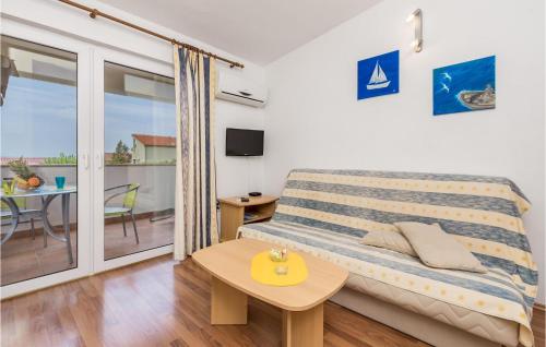 TV a/nebo společenská místnost v ubytování Nice Apartment In Mandre With Wifi