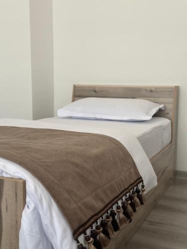 En eller flere senge i et værelse på CityLuxe Apartments