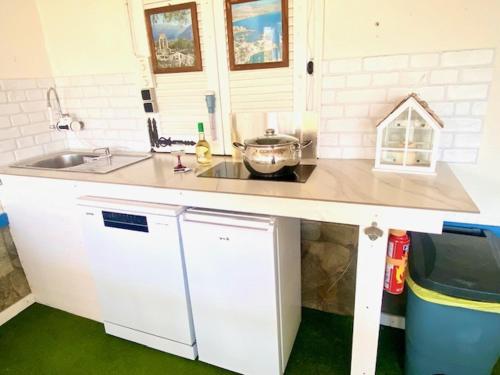 A kitchen or kitchenette at Asprovalta Family Villas