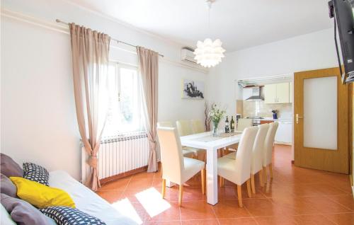 eine Küche und ein Esszimmer mit Tisch und Stühlen in der Unterkunft Three-Bedroom Holiday Home Krsan With An Outdoor Swimming Pool 07 in Kršan