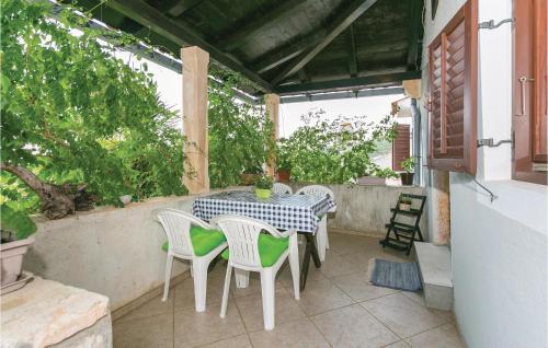 En balkon eller terrasse på 1 Bedroom Pet Friendly Home In Zagorje