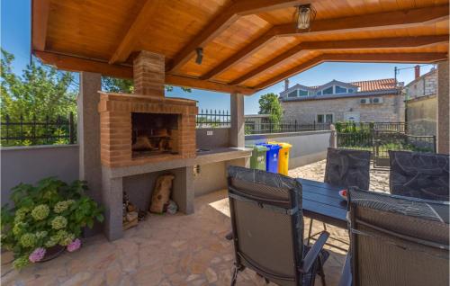 2 Bedroom Beautiful Home In Marcana