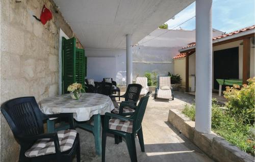 Two-Bedroom Apartment With Sea View In Kastel Kambelovac