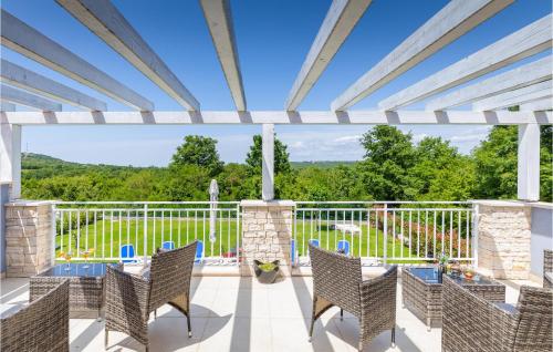 d'une terrasse avec des chaises et des tables. dans l'établissement 3 Bedroom Beautiful Home In Sosici, à Sošići