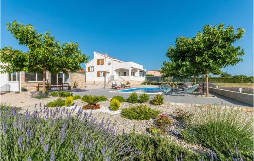 Three-Bedroom Holiday Home In Debeljak