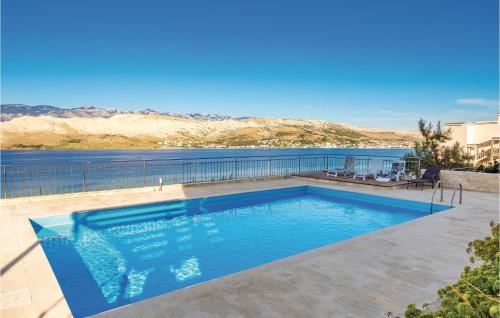 basen z widokiem na wodę w obiekcie 2 Bedroom Beautiful Apartment In Pag w mieście Pag