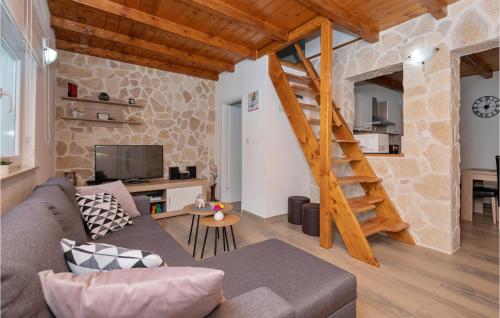 Una sala de estar con un sofá y una escalera. en Two-Bedroom Holiday Home In Imotski, en Imotski