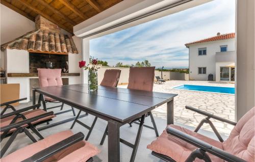 Bazén v ubytovaní 4 Bedroom Cozy Home In Donja Jagodnja alebo v jeho blízkosti