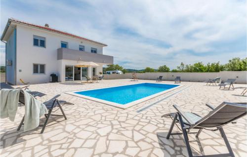 Bazén v ubytovaní 4 Bedroom Cozy Home In Donja Jagodnja alebo v jeho blízkosti