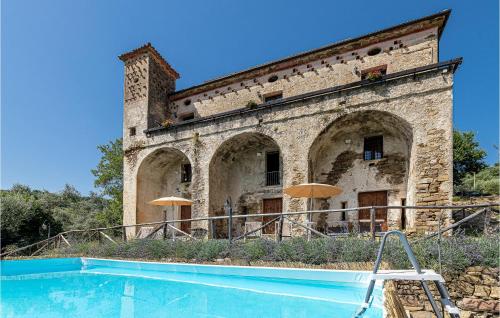 ein altes Gebäude mit Pool davor in der Unterkunft Nice Home In Prignano Cilento With Wifi in Ogliastro Cilento