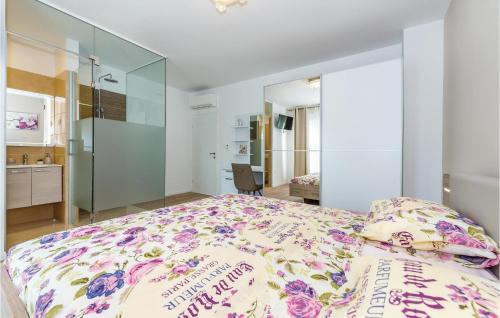 Four-Bedroom Holiday Home In Sibenik
