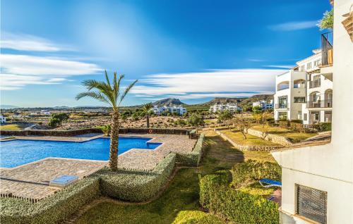 eine Luftaufnahme eines Gebäudes und eines Swimmingpools mit einer Palme in der Unterkunft 2 Bedroom Beautiful Apartment In Sucina in Sucina