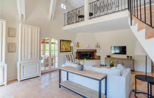 un salon avec un canapé blanc et une table dans l'établissement 6 Bedroom Pet Friendly Home In Carcès, à Carcès