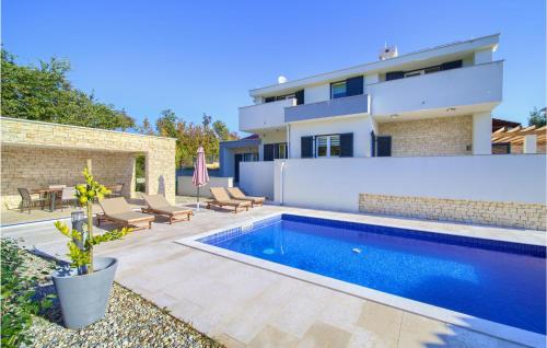 3 Bedroom Nice Home In Risika