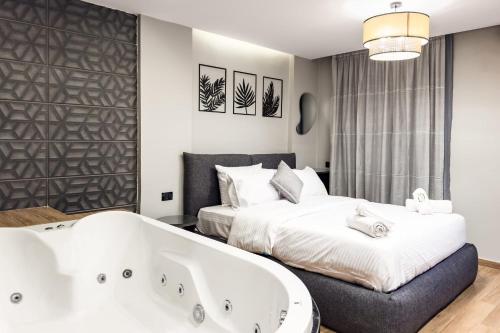 Katil atau katil-katil dalam bilik di The 1BDR Slate Space w Jacuzzi 5min to CAI Airport