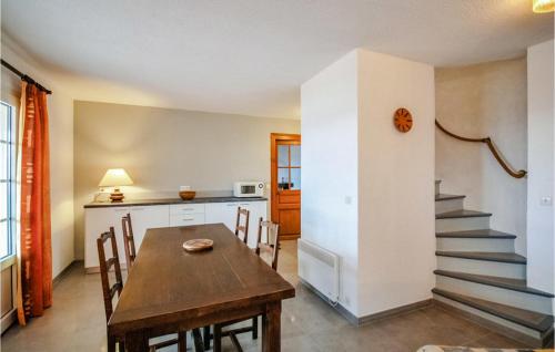 une cuisine et une salle à manger avec une table et un escalier dans l'établissement Domaine De La Bastide Da, à Agay