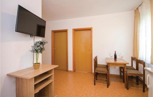 2 Bedroom Amazing Apartment In Okrug Gornji