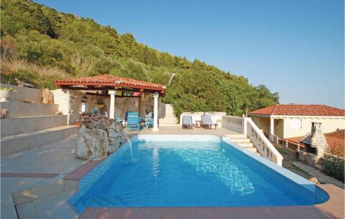 a house with a swimming pool and a house at Pet Friendly Home In Cara in Čara