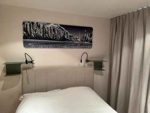 - une chambre avec un lit et deux étagères sur le mur dans l'établissement Tignes, ski aux pieds, vue d'exception, 1 chambre, à Tignes