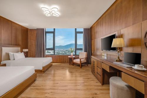 Postel nebo postele na pokoji v ubytování Nhu Minh Plaza Danang Hotel
