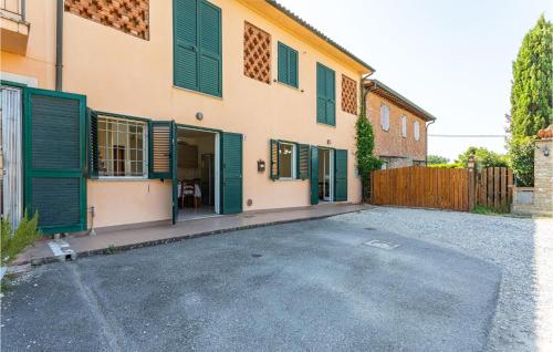 アルトパーショにある2 Bedroom Cozy Home In Altopascioの緑のシャッター付き窓と私道のある家