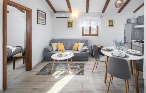 Zdjęcie z galerii obiektu Awesome Home In Rovinj With Kitchen w Rovinj