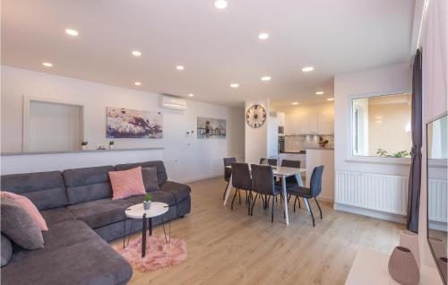 Three-Bedroom Apartment In Makarska