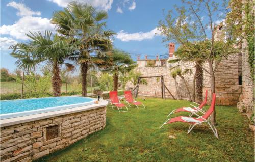 a yard with chairs and a swimming pool at Lovely Home In Svetvincenat With Wifi in Svetvinčenat