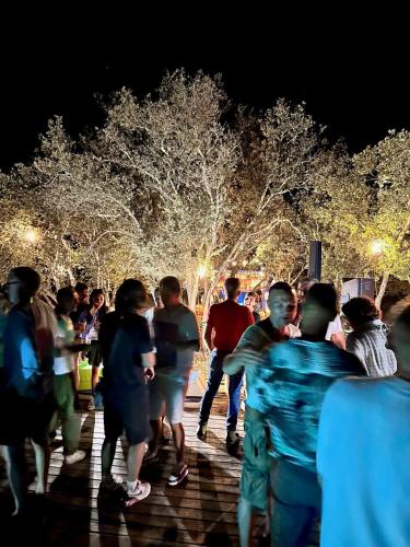 una folla di persone che camminano di notte di Domaine La Ferme HI bride a Villelaure