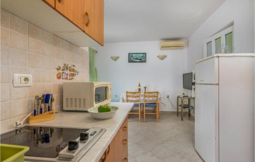 Kuchyňa alebo kuchynka v ubytovaní Cozy Apartment In Mali Losinj