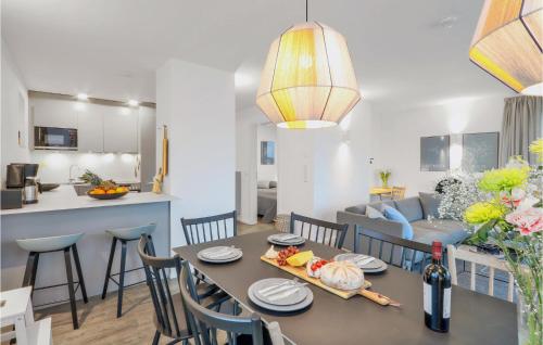 eine Küche und ein Wohnzimmer mit Tisch und Stühlen in der Unterkunft Penthouse Deluxe in Lembruch