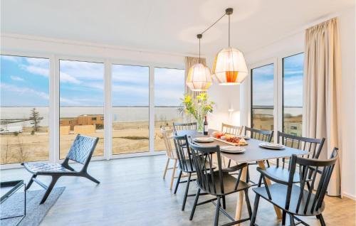 ein Esszimmer mit Tisch und Stühlen in der Unterkunft Penthouse Deluxe in Lembruch