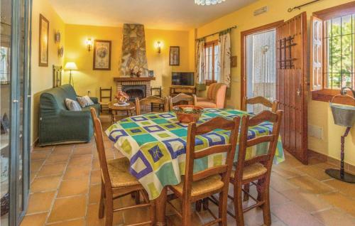 ein Esszimmer mit Tisch und Stühlen und ein Wohnzimmer in der Unterkunft Holiday Home Periana - 03 in Periana