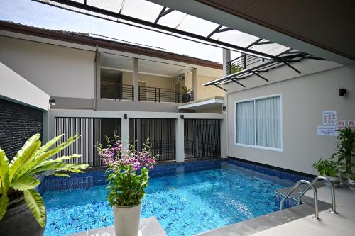 Bazén v ubytování Sivana Place Phuket nebo v jeho okolí