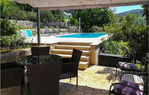 Bazén v ubytovaní Holiday Home Vinisce Pod Balankinu alebo v jeho blízkosti