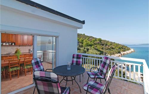 Nice Apartment In Drvenik Veliki