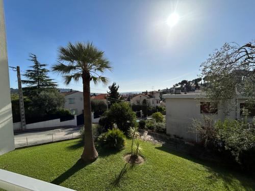 Sea view flat with car park boarder Cannes