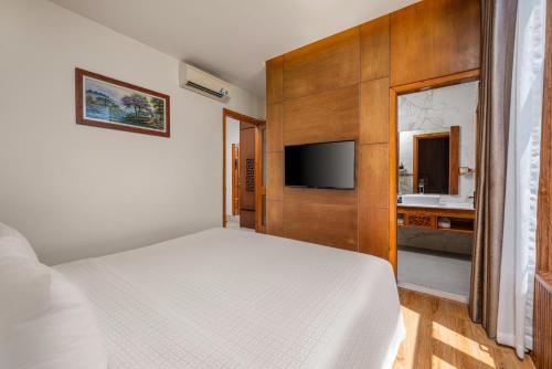 TV a/nebo společenská místnost v ubytování Nhu Minh Plaza Danang Hotel