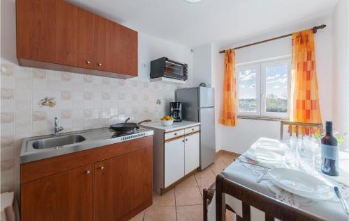 Kuchyňa alebo kuchynka v ubytovaní Cozy Apartment In Fazana