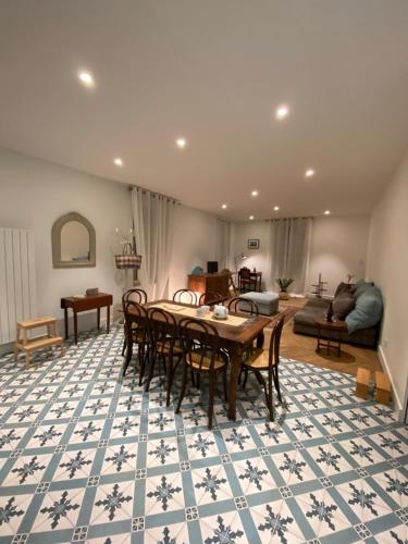 un salon avec une table, des chaises et un canapé dans l'établissement Aureahome, à Ruffey-lès-Beaune